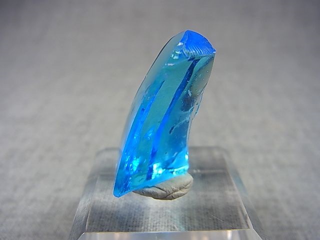 画像: 飯盛ラボストーン（IL-stone）「レアカラー：ロンドンブルートパーズカラー」（イエロー蛍光）ガラス原石 21.0カラット