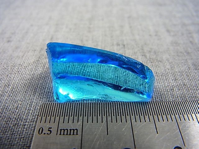 画像: 飯盛ラボストーン（IL-stone）「レアカラー：ロンドンブルートパーズカラー」（イエロー蛍光）ガラス原石 21.0カラット
