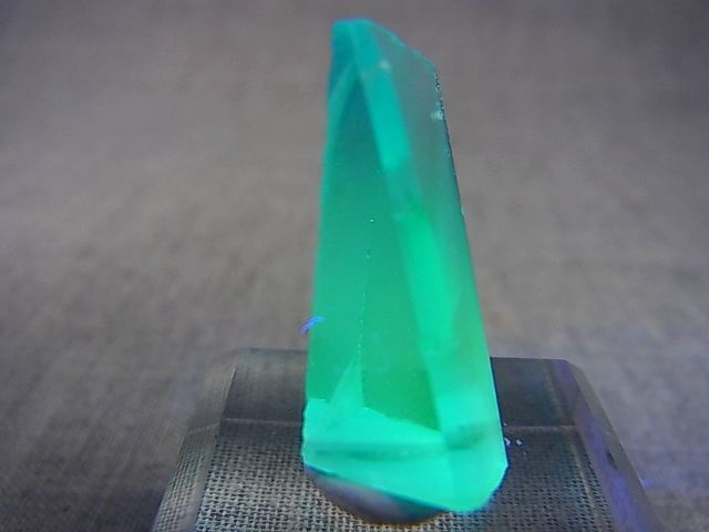 画像: 飯盛ラボストーン（IL-stone）「レアカラー：スイスブルートパーズカラー」（イエロー蛍光）ガラス原石 15.4カラット