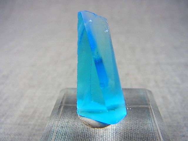 画像: 飯盛ラボストーン（IL-stone）「レアカラー：スイスブルートパーズカラー」（イエロー蛍光）ガラス原石 15.4カラット