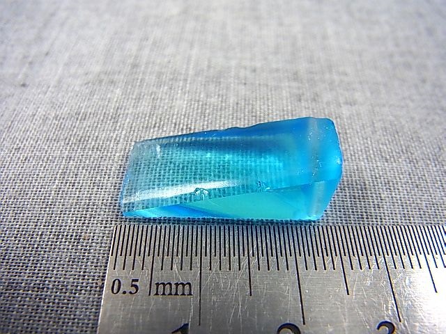 画像: 飯盛ラボストーン（IL-stone）「レアカラー：スイスブルートパーズカラー」（イエロー蛍光）ガラス原石 15.4カラット