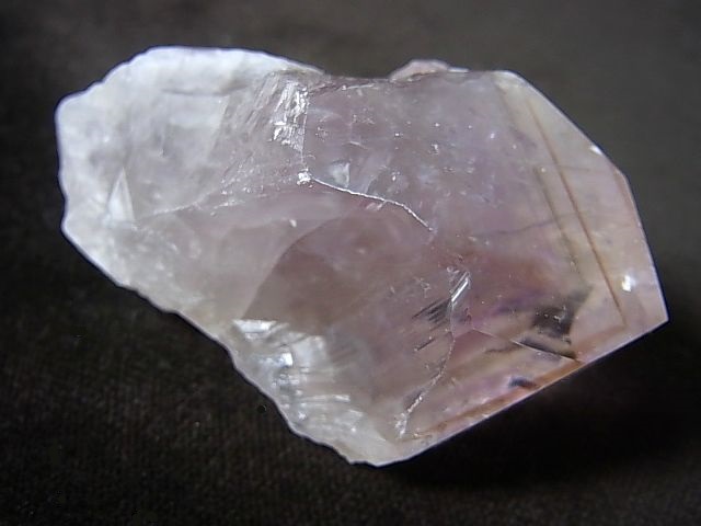 画像: ブラジル・コルデイロス産アメジスタドーラダ/蛍光ファントムアメジスト（錐面研磨） 83.0g