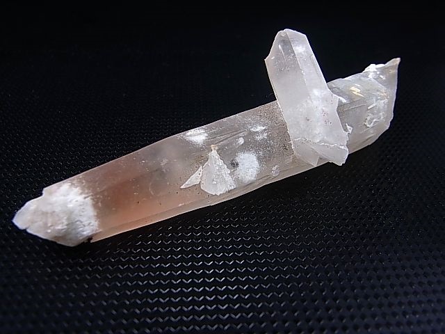 画像: 内モンゴル産アイアンローズ付きピンク水晶（貫入り/レーザー型） 36.0g