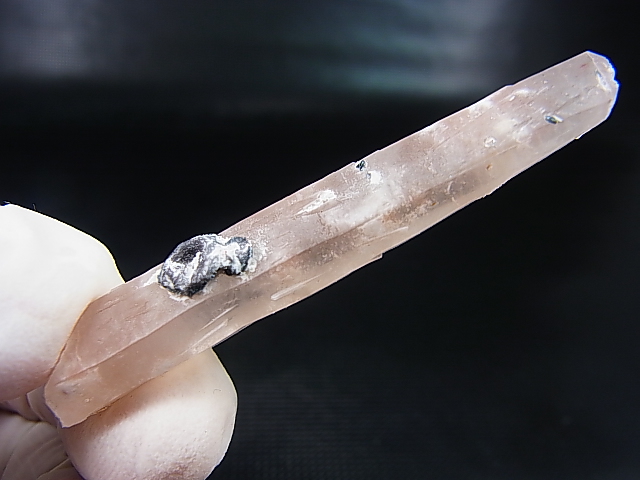 画像1: 内モンゴル産アイアンローズ付きピンク水晶（レーザー型） 9.3g