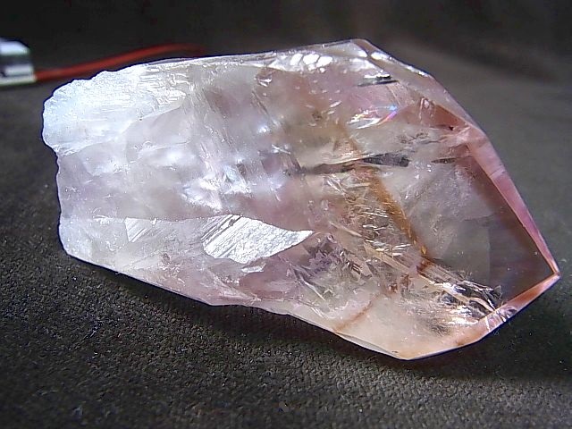 画像: ブラジル・コルデイロス産アメジスタドーラダ/蛍光ファントムアメジスト（錐面研磨） 103.2g