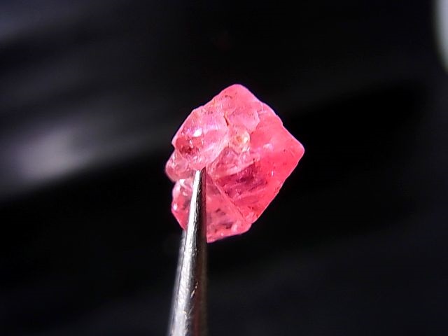 画像: ベトナムLuc Yen産ホットピンクスピネル結晶（八面体/連晶） 5.8カラット