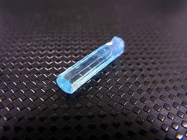 画像: ジェムグレード宝石需要品質：ベトナム産アクアマリン柱状結晶原石 1.9カラット