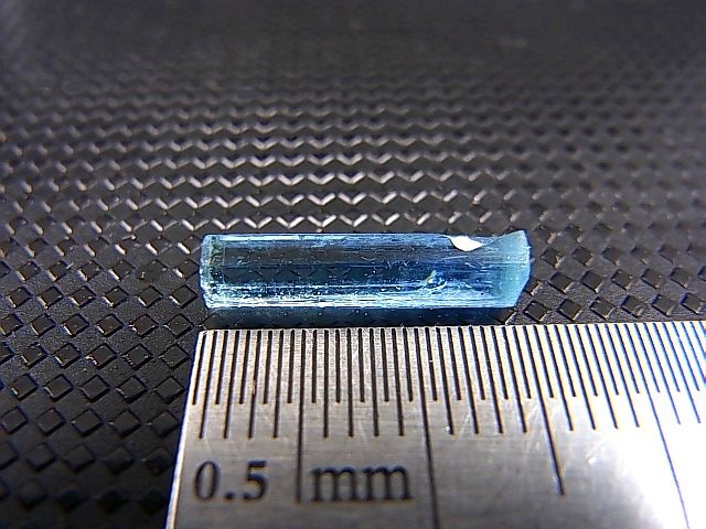 画像: ジェムグレード宝石需要品質：ベトナム産アクアマリン柱状結晶原石 1.9カラット