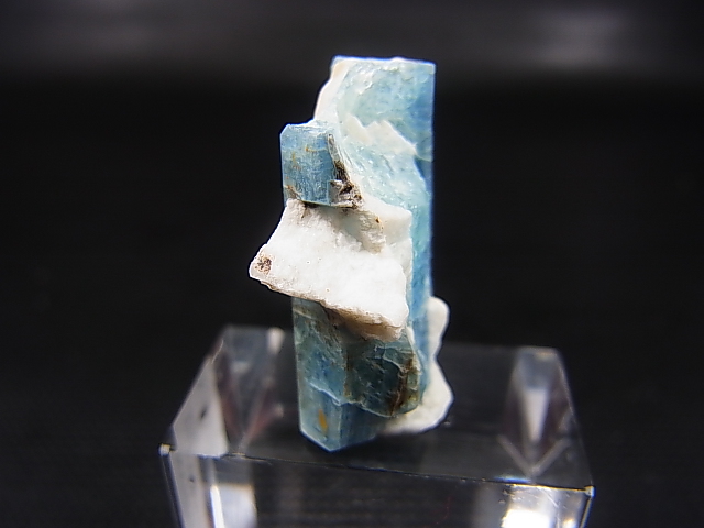 画像: ベトナム・タインホア産アクアマリン柱状結晶原石（連晶/カオリナイト付き） 4.3g