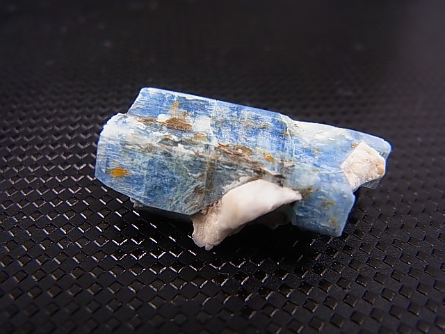 画像: ベトナム・タインホア産アクアマリン柱状結晶原石（連晶/カオリナイト付き） 4.3g