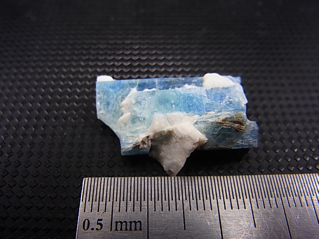 画像: ベトナム・タインホア産アクアマリン柱状結晶原石（連晶/カオリナイト付き） 4.3g