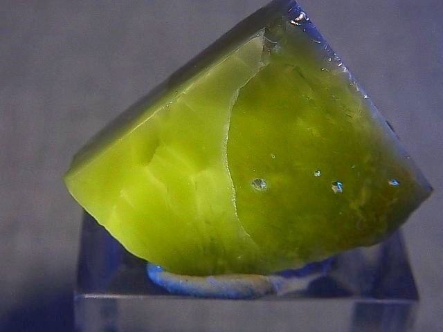 画像: ヴィクトリアストーン（飯盛ラボストーンIL-stone）レアカラー：ブラック原石（イエロー蛍光） 41.1カラット