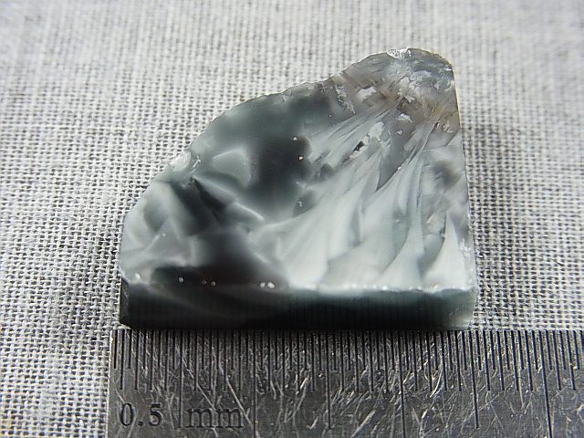 画像: ヴィクトリアストーン（飯盛ラボストーンIL-stone）レアカラー：ブラック原石（イエロー蛍光） 41.1カラット