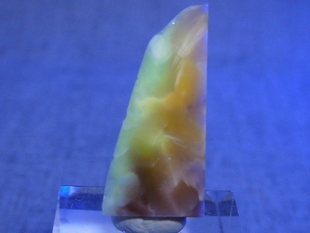 画像: ヴィクトリアストーン（飯盛ラボストーンIL-stone）ピンク原石（イエロー蛍光） 15.8カラット