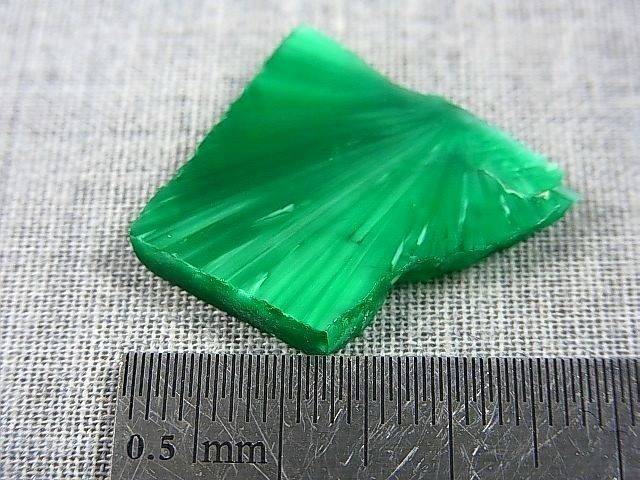 画像: ヴィクトリアストーン（飯盛ラボストーンIL-stone）エメラルドグリーン原石 16.4カラット