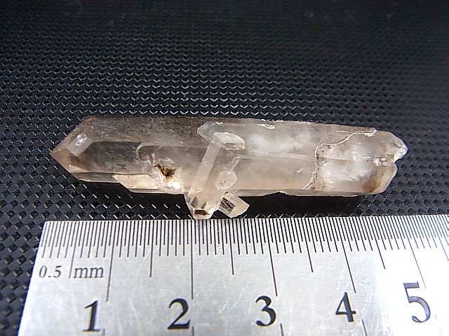 画像: スウェーデン・ラップランド産ライトスモーキー水晶ポイント（ＤＴ/貫入り） 8.7g