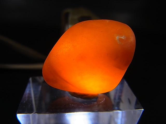 画像: 和田玉（ホータンぎょく）「無着色・紅玉」原石 6.7g