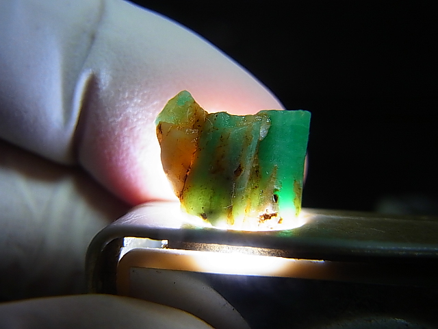 画像: パキスタン・スワート産エメラルド原石 (柱状結晶) 6.2カラット