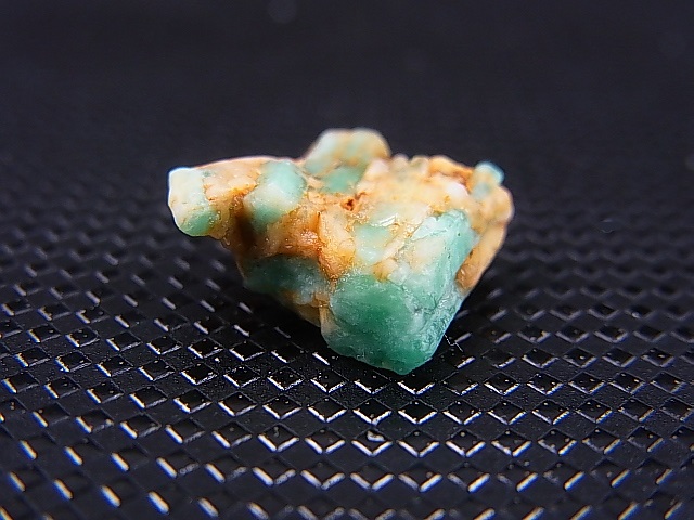 画像: パキスタン・スワート産エメラルド原石 (柱状結晶) 6.2カラット