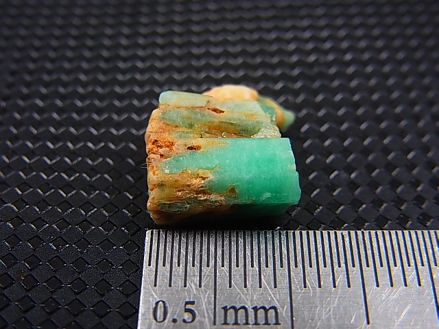 画像: パキスタン・スワート産エメラルド原石 (柱状結晶) 6.2カラット