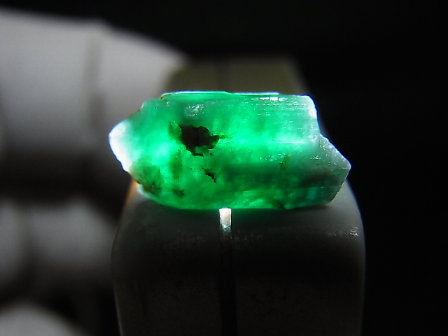 画像: パキスタン・スワート産エメラルド原石 (柱状結晶) 3.5カラット