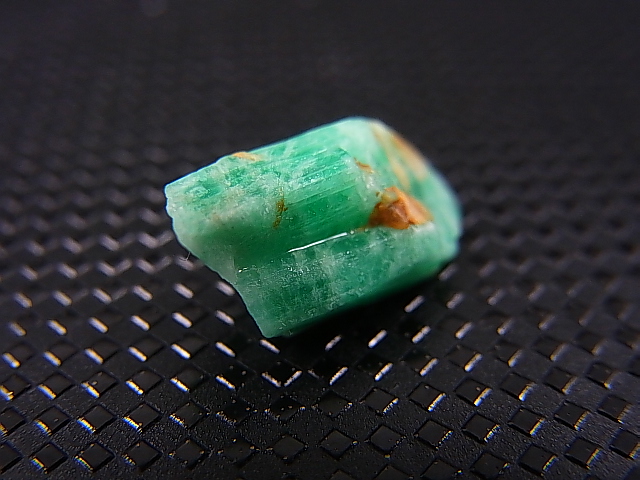 画像: パキスタン・スワート産エメラルド原石 (柱状結晶) 3.5カラット
