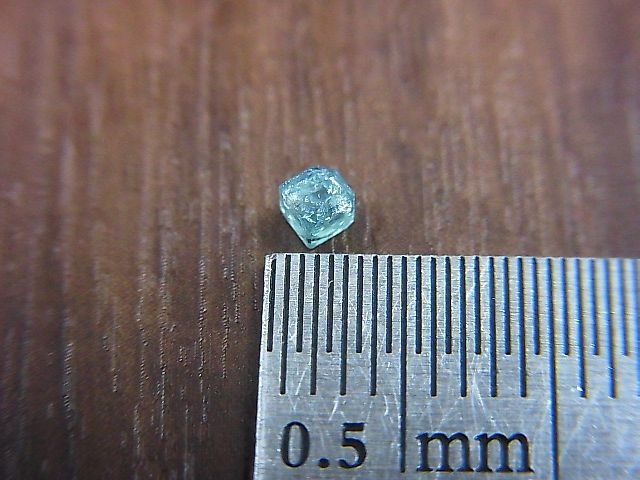 画像: ドイツ産ボラサイト結晶(立方体) 0.1カラット