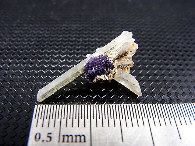画像: ドイツ・ザクセン州産ブルーフローライトon水晶(パイライト共生) 0.8g