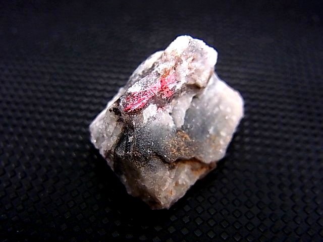 画像: ドイツ・ザクセン州産エリスライトon水晶原石 7.1g
