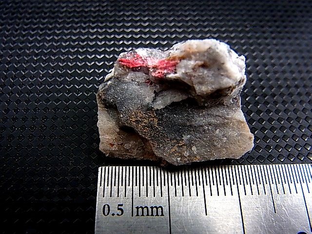 画像: ドイツ・ザクセン州産エリスライトon水晶原石 7.1g