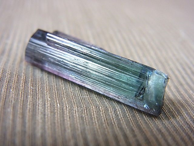 画像: ブラジル産ブルーグリーン/ピンクヴェルデライト（グリーントルマリン）柱状結晶 12.5カラット