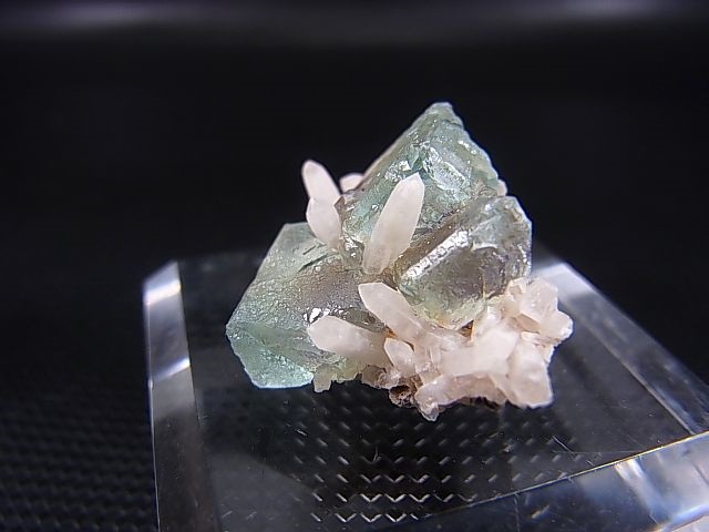 画像: ナミビア・エロンゴ産グリーンフローライトon水晶原石 7.2g