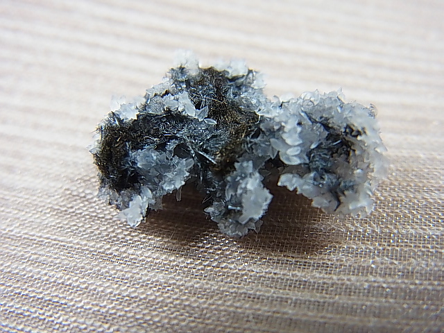 画像: ルーマニア産ブーランジェ鉱＆水晶原石 0.6g
