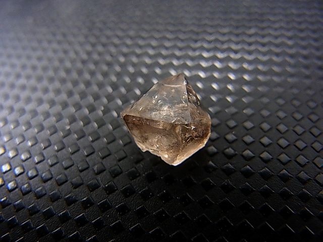 画像: フランス・ロペルエ産ベータ型水晶（スモーキー） 0.4g