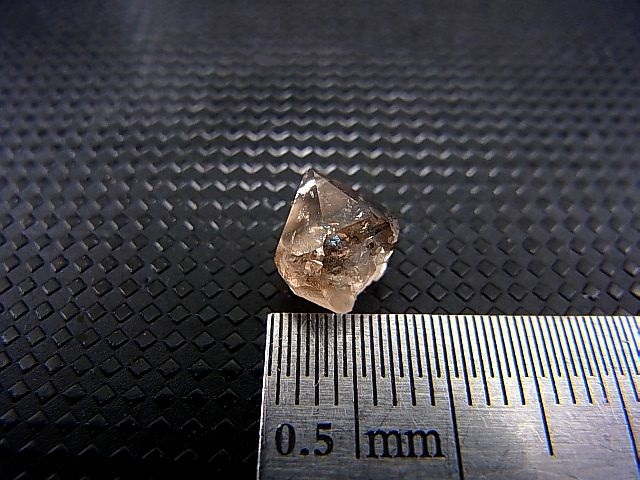 画像: フランス・ロペルエ産ベータ型水晶（スモーキー） 0.4g