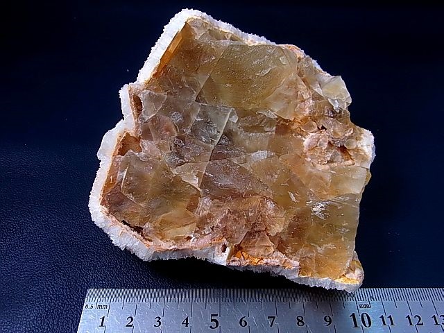 画像: キャビネットサイズ：ベトナム産八面体グリーンフローライト原石（ドゥルージ水晶皮膜） 501.1g