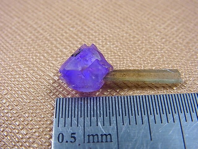 画像: ドイツ・ザクセン州産パープルフローライトon水晶(パイライト共生) 0.7g