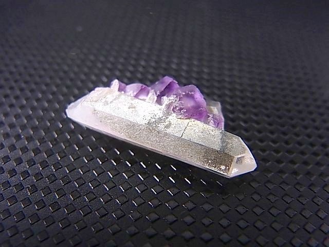 画像: ドイツ・ザクセン州産フローライトonグリーン水晶 1.6g