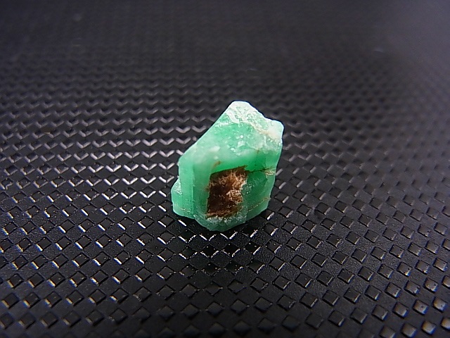 画像: パキスタン・スワート産エメラルド原石 (柱状結晶) 4.5カラット