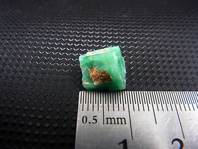 画像: パキスタン・スワート産エメラルド原石 (柱状結晶) 4.5カラット