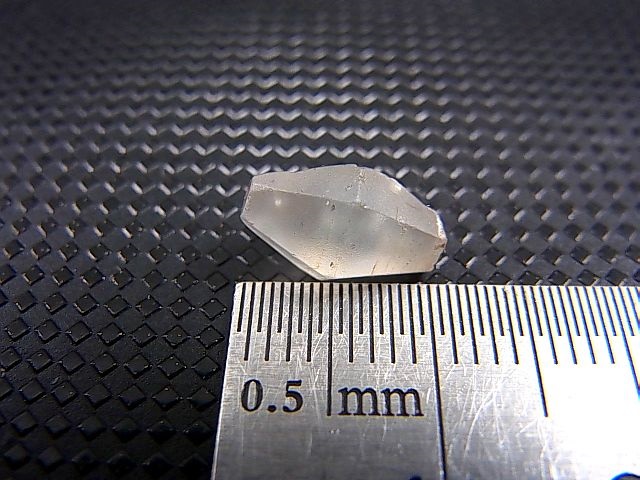 画像: スリランカ産非加熱ホワイトサファイア原石（犬牙型） 3.5カラット
