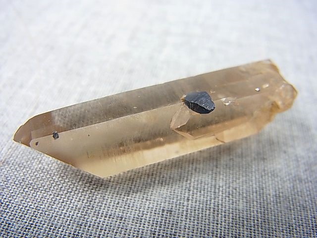 画像: ノルウェー産ライトシトリンスモーキー水晶（付着・内包アナテース付き/透過あり） 11.0g