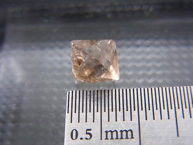 画像: フランス・ロペルエ産ベータ型水晶（スモーキー） 0.4g