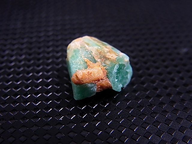 画像: パキスタン・スワート産エメラルド原石 (柱状結晶) 4.4カラット