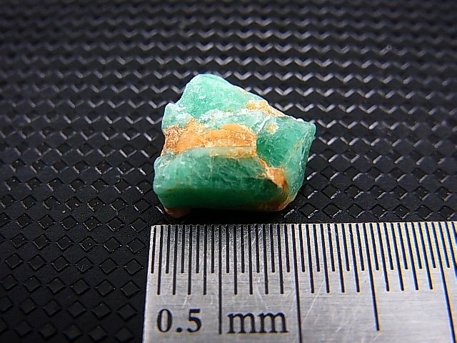 画像: パキスタン・スワート産エメラルド原石 (柱状結晶) 4.4カラット