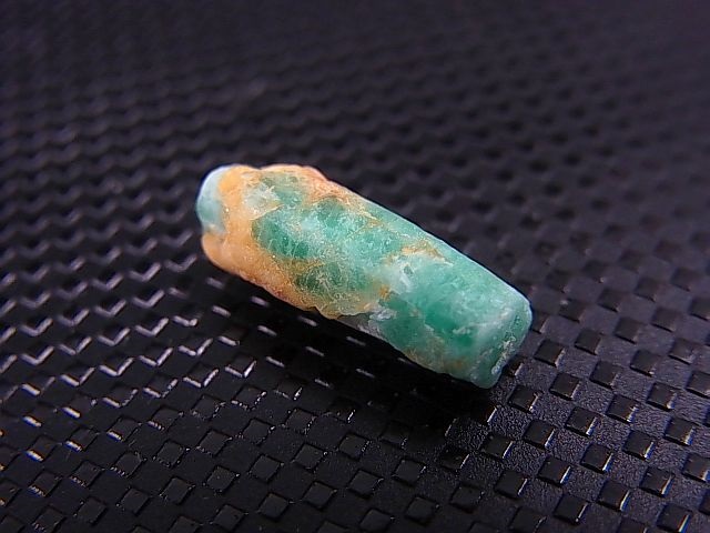 画像: パキスタン・スワート産エメラルド原石 (柱状結晶) 3.5カラット