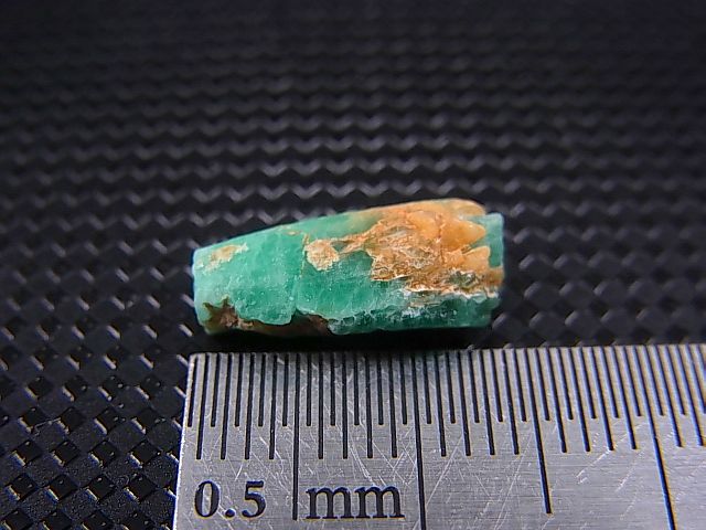 画像: パキスタン・スワート産エメラルド原石 (柱状結晶) 3.5カラット