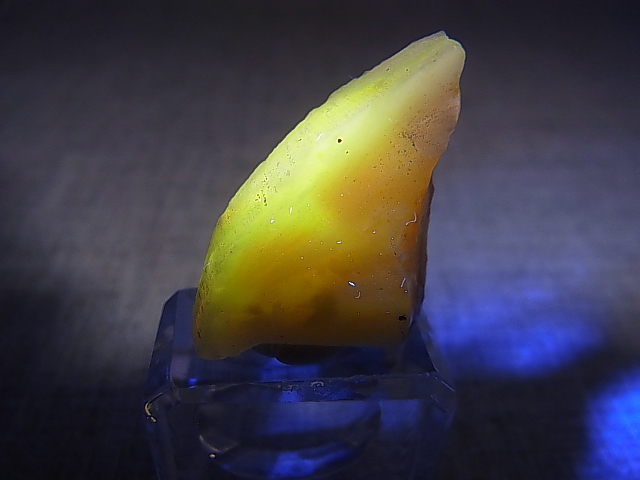 画像: ヴィクトリアストーン（飯盛ラボストーンIL-stone）ピンク原石（イエロー蛍光） 20.4カラット