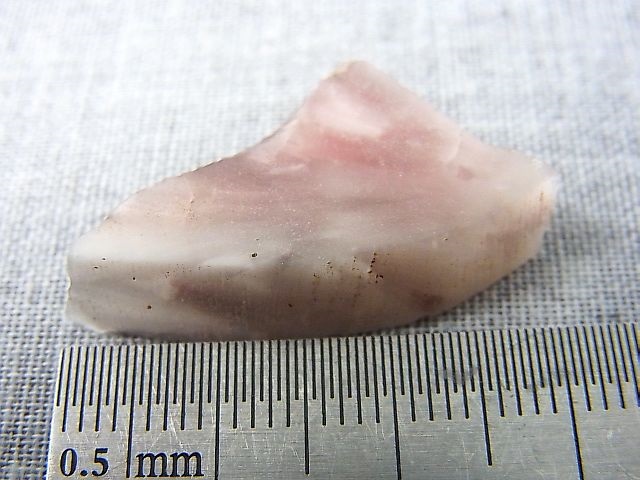 画像: ヴィクトリアストーン（飯盛ラボストーンIL-stone）ピンク原石（イエロー蛍光） 20.4カラット