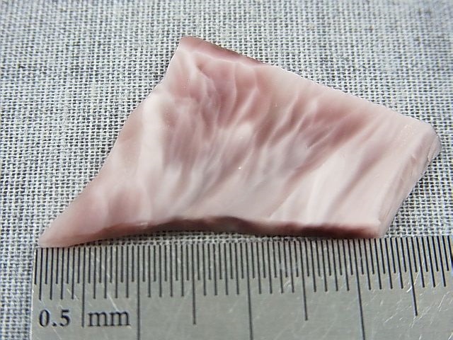 画像: ヴィクトリアストーン（飯盛ラボストーンIL-stone）ピンク原石（イエロー蛍光） 19.8カラット